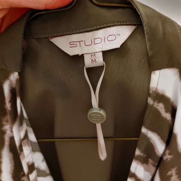 Studio vest - Picture 2 of 3